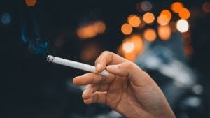 Tupakkayhtiöt joutuvat muuntautumaan – yhtenä ratkaisuna savuttomuus